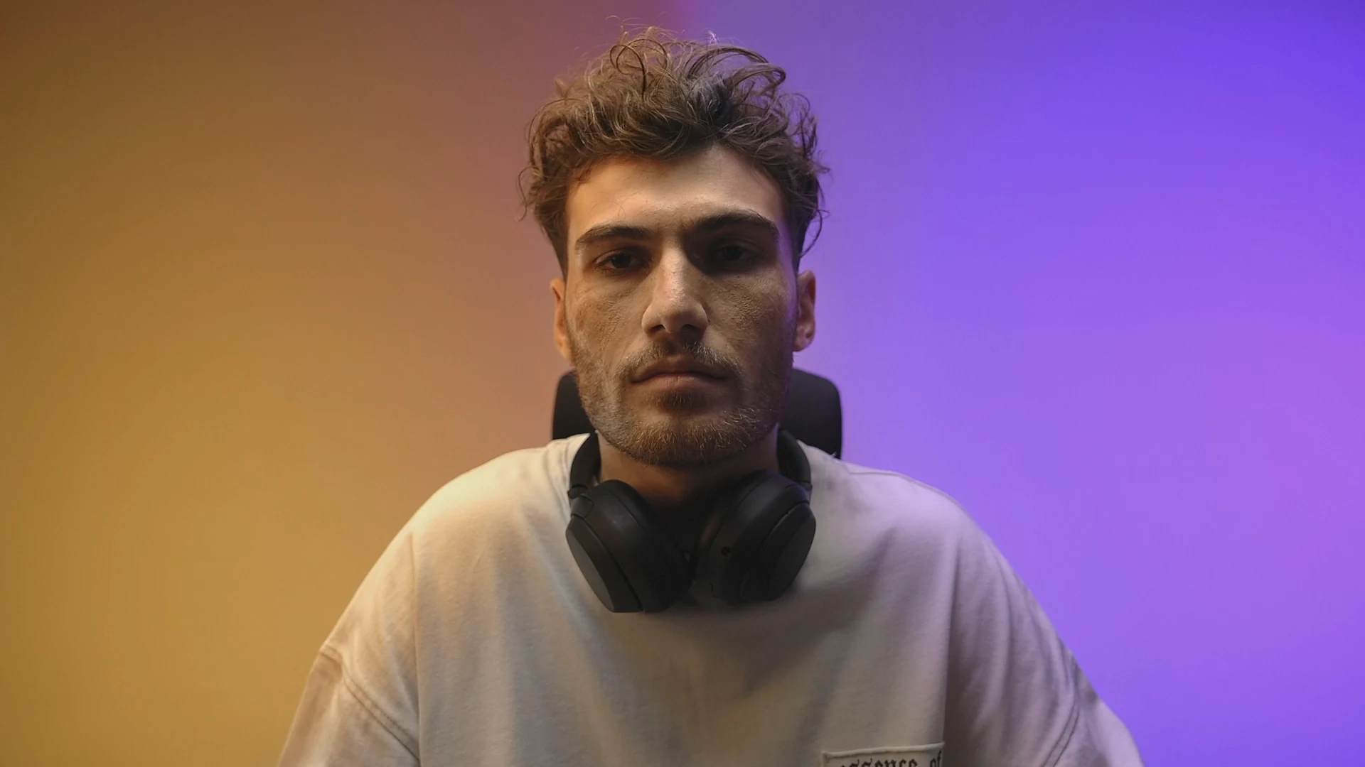 Subject against a graded studio backdrop, still from Narratium
