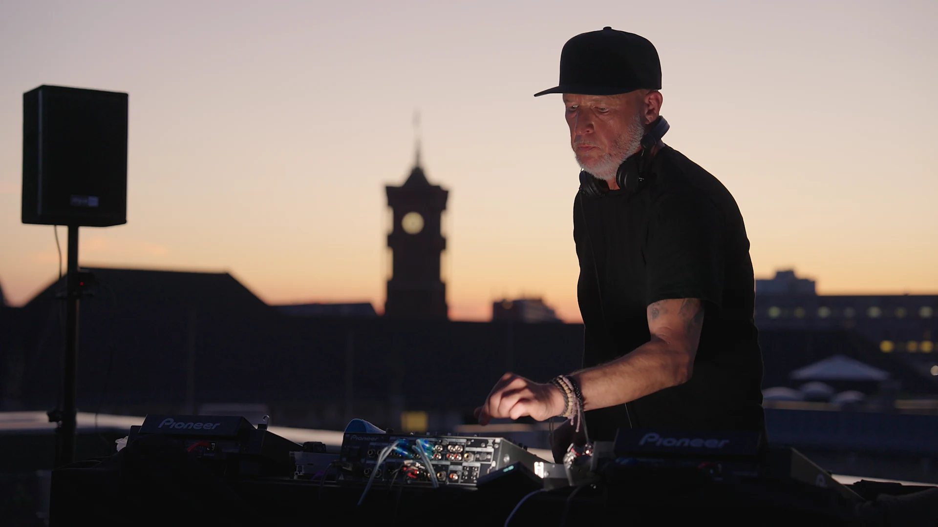 Silhouette against the skyline, Live Music Set
